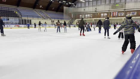 Gente-Patinando-Sobre-Hielo-En-La-Arena-De-Hockey
