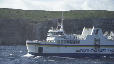 Ferry-Navega-Más-Allá-De-La-Isla-De-Comino-En-El-Mar-Mediterráneo-En-Un-Hermoso-Día-Ventoso-Y-Soleado-En-Malta