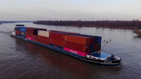 Luftaufnahme-Gestapelter-Container-Auf-Dem-Frachtschiff-Julia-Entlang-Der-Oude-Maas