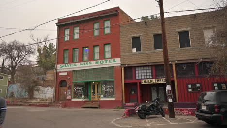 Touristen-überqueren-Die-Straße-In-Bisbee-Am-Silver-King-Hotel-Und-Der-Chuckleheads-Bar-Und-Dem-Comedy-Club