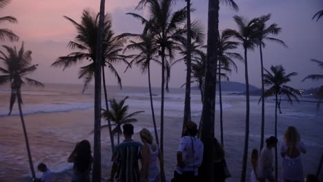 Zeitlupenaufnahme-Eines-Paares,-Das-Händchen-Haltend-Auf-Einem-Kokosnussbaumhügel-Vorwärtsgeht,-Um-Den-Magischen-Sonnenuntergang-In-Mirissa,-Sri-Lanka,-Zu-Genießen