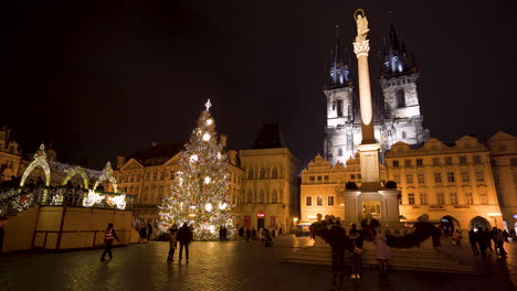 Weihnachtsmarkt-Mit-Geschmücktem-Baum-Auf-Dem-Altstädter-Ring,-Prag,-Abend