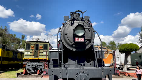 Blick-Auf-Verschiedene-Züge-Am-Bahnhof-In-Puebla