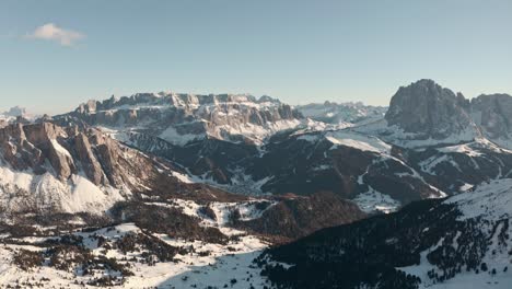 Slider-Drohne-Schoss-über-Die-Beeindruckende-Bergkette-Der-Italienischen-Dolomiten