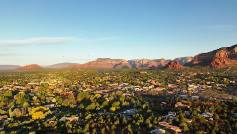 Cinematic-wide-drone-shot-of-mountains-and-homes-in-Sedona-Arizona