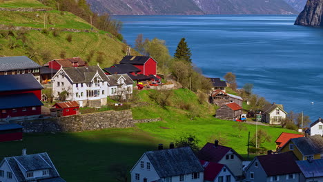 Sich-Schnell-Bewegende-Ansicht-Von-Flam,-Einem-Dorf-Im-Flamsdalen,-Am-Aurlandsfjord,-Einem-Seitenarm-Des-Sognefjords,-Gemeinde-Aurland-In-Norwegen