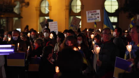 Jóvenes-Y-Adultos-Se-Unen-A-La-Vigilia-Por-La-Paz-Durante-La-Guerra-Entre-Rusos-Y-Ucranianos-En-La-Plaza-Rodrigues-Lobo-En-Leiria,-Portugal