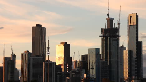 Statische-Perspektive-Der-Skyline-Von-Melbourne-CBD-Während-Der-Letzten-Abenddämmerung