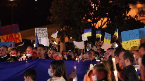 Ukrainische-Volksversammlung-Zur-Friedensmahnwache-Bei-Kerzenlicht,-Die-Nachts-Fahnen-Schwenkt