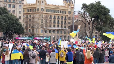 Protesta-Contra-La-Guerra-Rusa-Y-Ucraniana-En-Barcelona-Mostrando-La-Bandera-Ucraniana