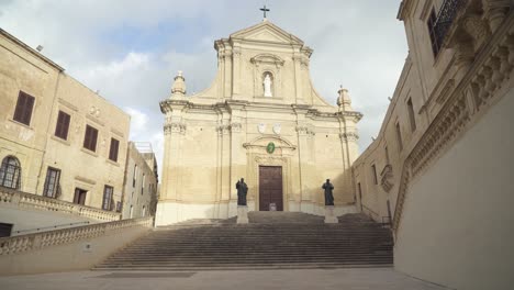 Fachada-De-La-Catedral-De-La-Asunción-De-La-Santísima-Virgen-María-Al-Cielo-Con-Escaleras-Que-Conducen-A-La-Entrada