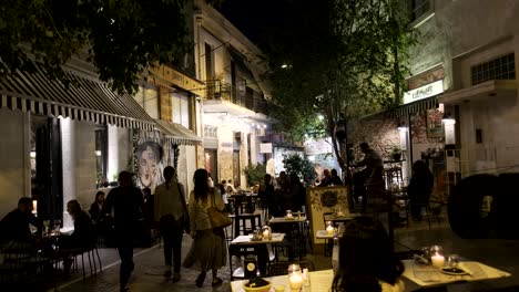 Vista-Nocturna-De-La-Gente-En-El-Barrio-De-Psirri-En-El-Centro-De-Atenas,-Grecia