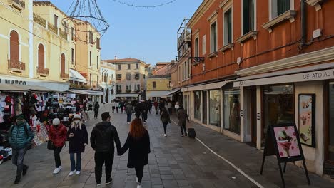 Romantischer-Paarspaziergang-Im-Cannaregio-Viertel-Von-Venedig-In-Italien