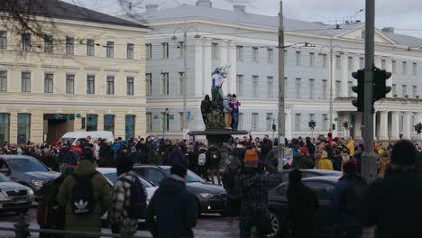 Gente-Celebrando-La-Medalla-De-Oro-Olímpica-De-Hockey-Sobre-Hielo,-En-La-Estatua-De-Havis-Amanda,-En-Helsinki,-Finlandia