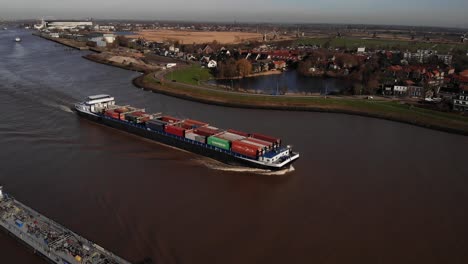 Vista-Aérea-Del-Buque-Portacontenedores-Del-Interior-De-Missouri-Que-Viaja-A-Lo-Largo-Del-Río-Noord