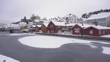 Kragero-En-Invierno,-Noruega---Drone-Bajo