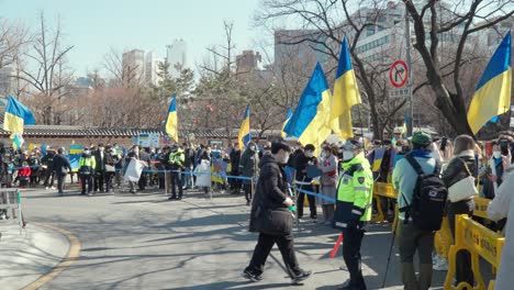 Manifestantes-Ucranianos,-Con-Pancartas-Y-Banderas-Ucranianas,-Protestaron-Por-La-Invasión-De-Rusia-En-Ucrania-Frente-A-La-Embajada-Rusa-En-Seúl