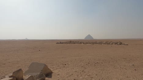 Gebogene-Pyramide-In-Der-Königlichen-Nekropole-Von-Dahschur,-In-Der-Nähe-Von-Kairo,-In-Der-Ferne-Durch-Helle-Wüstenluft-Gesehen
