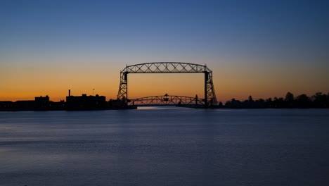 Sonnenaufgangs-Zeitraffer-Der-Duluth-Lift-Bridge-Am-Lake-Superior-In-Minnesota