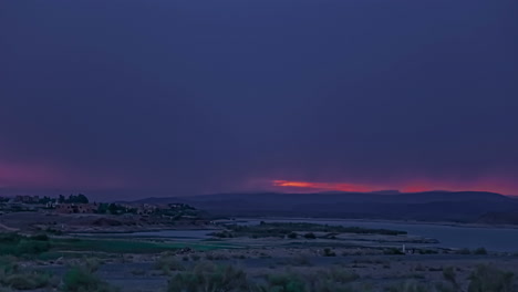 Statische-Aufnahme-Der-Roten-Sonnenuntergangssonne,-Die-Im-Zeitraffer-Hinter-Den-Wolken-Am-Abendhimmel-Untergeht