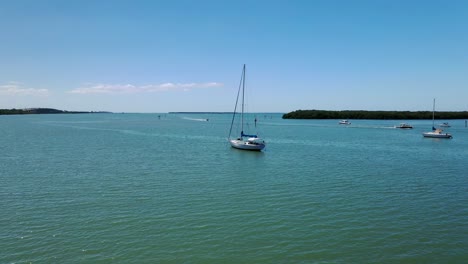 Boote-Navigieren-Im-Sommer-über-Die-Gewässer-In-Florida,-USA
