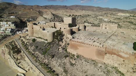 Luftaufnahme-Des-Befestigten-Denkmalkomplexes-Alcazaba-Von-Almeria-In-Spanien-Andalusien-Und-Der-Umliegenden-Landschaft