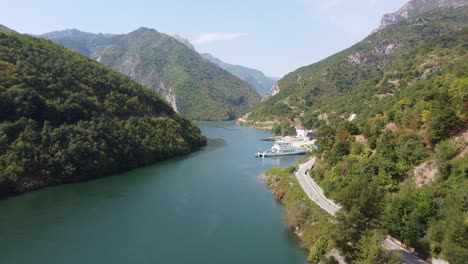 Camino-A-La-Terminal-De-Ferry-Del-Lago-Koman-En-Ferze,-Albania---Vista-Aérea-De-Drones