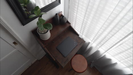 Modernes-Heimbüro-Mit-Geschlossenem-Schwarzen-Laptop-Auf-Dem-Schreibtisch-Von-Oben