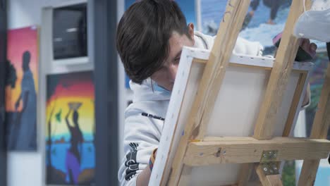 Joven-Pintor-Afgano-Talentoso-Que-Trabaja-En-Un-Estudio-De-Arte