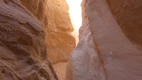 Enge-Schlucht-Zwischen-Zwei-Hohen,-Felsigen,-Orangefarbenen-Bergen-In-Ägypten