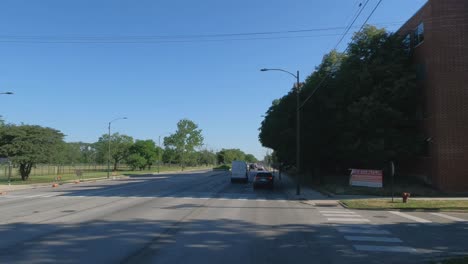 FPV-Fährt-Auf-Der-Cicero-Avenue-In-Chicago,-Illinois,-I294-Bis-I55,-Vorbei-An-Einem-Alten-Hotel