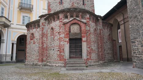 Das-Baptisterium-Der-Alten-Italienischen-Kirche-Von-San-Giovanni-Battista-Neigt-Sich-Nach-Unten,-Weitwinkel,-4K,-25-Bilder-Pro-Sekunde