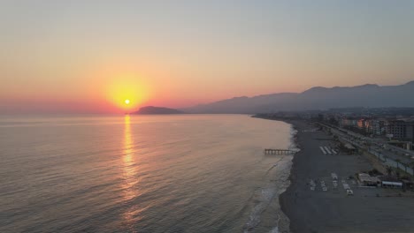 Fantastische-Abendluftaufnahme-Des-Kleopatra-Strands-Und-Des-Mittelmeers-In-Alanya,-Türkei