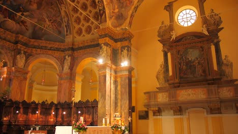 Altar-De-La-Abadía-De-Santa-Maria-Del-Monte,-Un-Monasterio-Benedictino-En-Cesena,-Italia---Inclinado-Hacia-Arriba