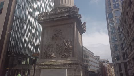 Primer-Plano-De-La-Base-Del-Monumento-Al-Gran-Incendio-De-Londres