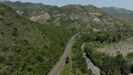 Tren-De-Carga-Que-Transporta-Mercancías-En-El-Ferrocarril-Hasta-El-Túnel-Que-Pasa-Por-La-Montaña-En-Mtskheta,-Georgia