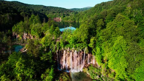 Bunte-Landschaft-Des-Nationalparks-Plitvicer-Seen-Mit-Türkisblauem-Und-Grünem-Wasser-In-Kroatien