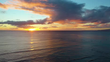 Picturesque-Hawaiin-Ocean-Sunrise-Over-The-Surfing-Beach-Of-Waikiki-In-Honolulu