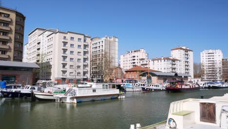 Boote-Vor-Anker-Im-Hafen-Von-Saint-Sauveur