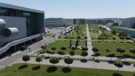 Terrenos-Del-Campus-Universitario-De-Gdansk-Con-Edificio-De-Biblioteca-A-La-Vista,-Vista-De-Drones