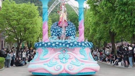 Gente-Viendo-Desfiles-De-Carrozas-Imperdibles-Y-Bailarines-Disfrazados-En-El-Parque-De-Diversiones-Everland-Durante-El-Festival-De-Tulipanes