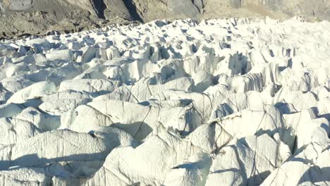 Luftdrohne-Fliegt-Im-Sommer-über-Die-Tiefen-Gletscherspalten-Des-Kalten-Und-Weißen-Passu-Gletschers-In-Hunza,-Pakistan