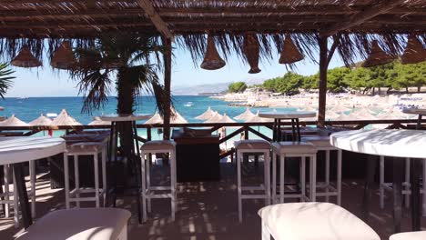 Vuela-A-Través-Del-Club-De-Playa-Tropical-Y-El-Restaurante-En-Ksamil,-Albania