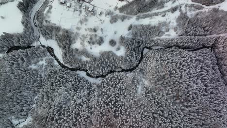 Vista-Aérea-Cenital-De-Drones-Del-Río-Y-El-Bosque-Con-Nieve-En-Invierno