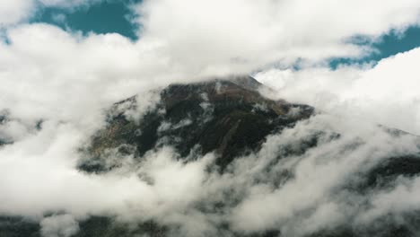 Panorama-Del-Estratovolcán-Tungurahua-Cubierto-De-Nubes-Desde-Baños-En-Ecuador