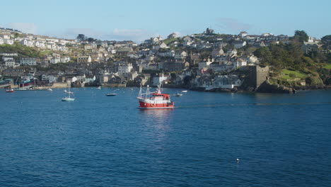 El-Barco-De-Arrastre-De-Pesca-De-Cornualles-Regresa-A-La-Costa-En-El-Puerto-De-La-Aldea-Costera-De-Polruan,-Cornualles---Gran-Angular