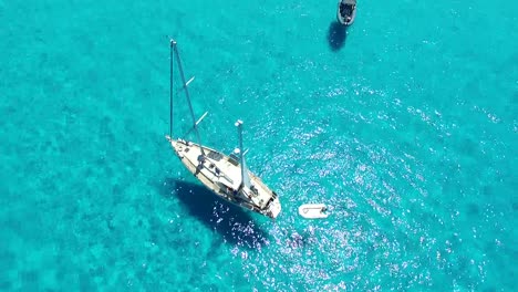 Das-Segelboot-Schwimmt-An-Einem-Sonnigen-Sommertag-Auf-Kristallklarem,-Blauem-Wasser