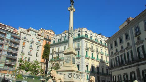 Obelisco-Erigido-Monumento-En-Piazza-Dei-Martiri-En-Nápoles,-Distrito-De-Chiaia,-Italia