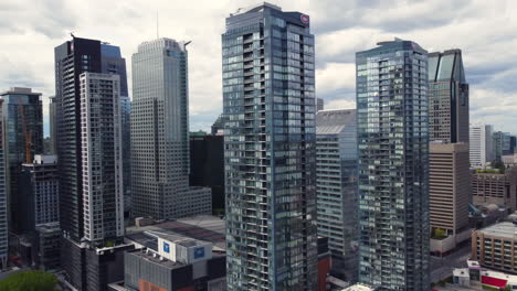 Türme,-Türme-Der-Kanadischen-Eishockeymannschaft-In-Der-Innenstadt-Von-Montreal,-Moderne-Gebäude,-Wolkenkratzer,-Bau,-Moderne-Architektur,-Stadtentwicklung