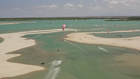Kite-Surfer-En-Un-Gran-Truco-De-Aire-En-Un-Estanque-Verde-Y-Poco-Profundo-De-La-Bahía-De-Brasil